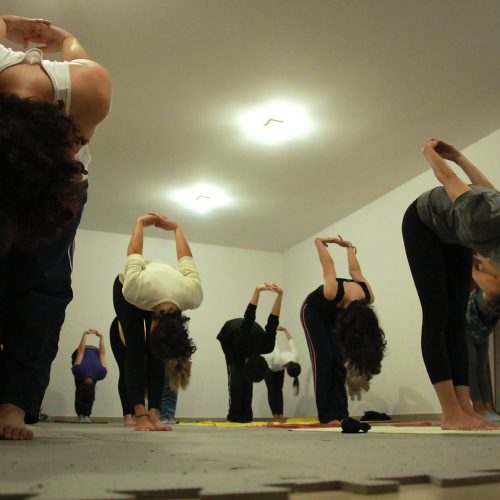 Professora de Yoga ministra aula gratuita para pessoas com